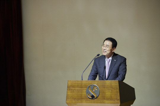 조용병 신한금융그룹 회장이 지난 10일 그룹 GMS사업부문의 비전에 대해 이야기하고 있다. 신한금융그룹 제공